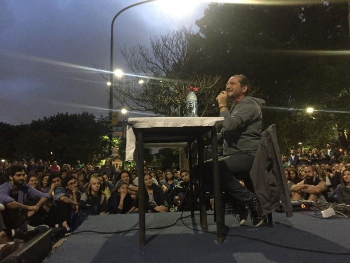 Dario Sztajnszrajber en la plaza zapiola